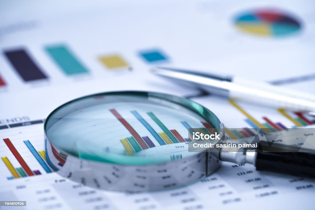 Förstoringsglas på diagram grafer kalkyl papper. Finansiell utveckling, bankkonto, statistik, Investment analytisk forskning dataekonomi, börshandel, Business Office Company möte koncept. - Royaltyfri Undersöka Bildbanksbilder