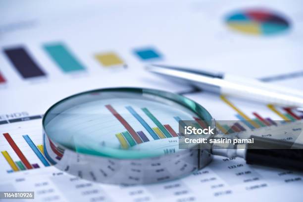 Förstoringsglas På Diagram Grafer Kalkyl Papper Finansiell Utveckling Bankkonto Statistik Investment Analytisk Forskning Dataekonomi Börshandel Business Office Company Möte Koncept-foton och fler bilder på Undersöka