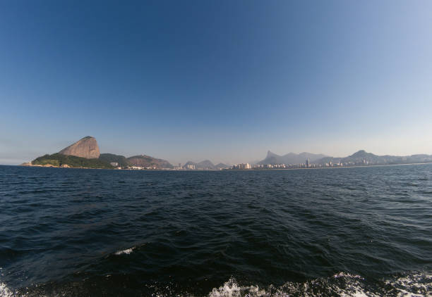 widok na górę sugarloaf i zatokę guanabara - rio de janeiro sugarloaf mountain landscape passenger craft zdjęcia i obrazy z banku zdjęć