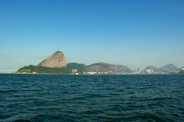 górski pejzaż morski - rio de janeiro sugarloaf mountain landscape passenger craft zdjęcia i obrazy z banku zdjęć