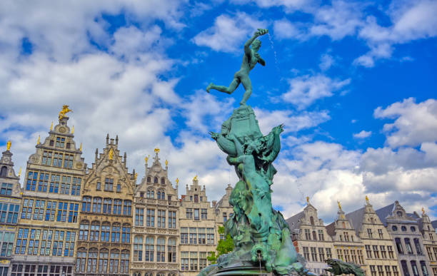 fontana di brabo ad anversa (anversa), belgio - brabo foto e immagini stock