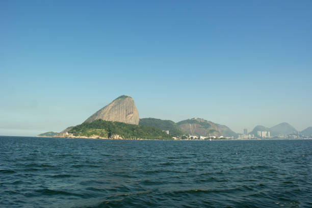 słynne brazylijskie miejsce turystyczne - rio de janeiro sugarloaf mountain landscape passenger craft zdjęcia i obrazy z banku zdjęć