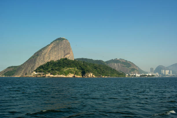 słynna atrakcja przyrodnika w słoneczny dzień - rio de janeiro sugarloaf mountain landscape passenger craft zdjęcia i obrazy z banku zdjęć