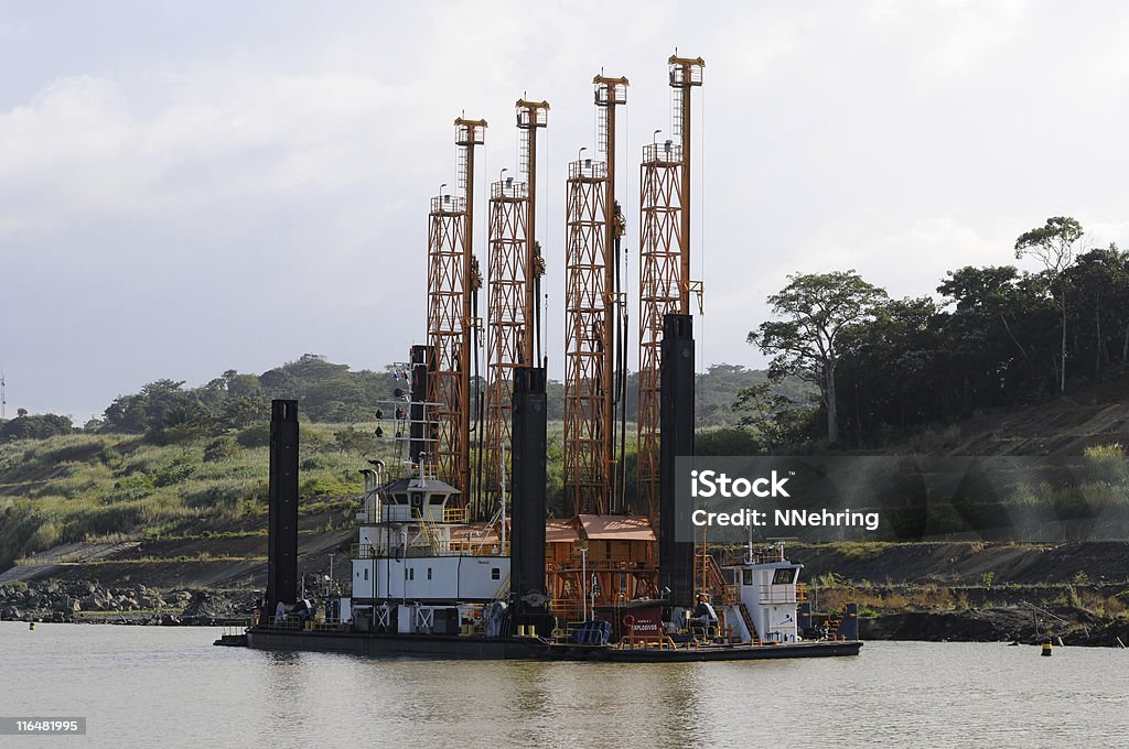 Wieża wiertnicza urządzenia w wodzie - Zbiór zdjęć royalty-free (Panama - Ameryka Środkowa)