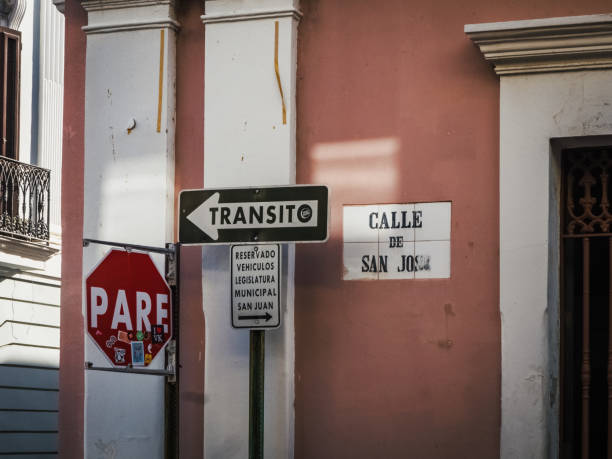 calle de san jose nella vecchia san juan - transitor foto e immagini stock