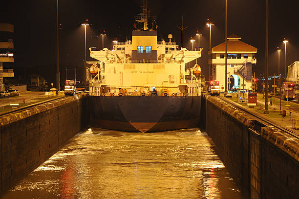 파나마운하 야간에만 - panama canal panama global finance container ship 뉴스 사진 이미지