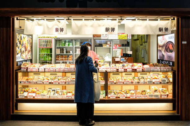 japoński klient kupuje pudełko ryżu bento - bento box lunch healthy lifestyle zdjęcia i obrazy z banku zdjęć