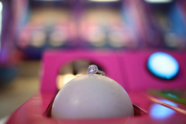 détail d'anneau de fiançailles tiré sur une boule de skee dans une arcade - skee ball photos et images de collection