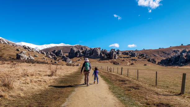 mère et enfant rancunlant le paysage normal à la colline de château, île méridionale de la nouvelle-zélande - arthurs pass national park photos et images de collection