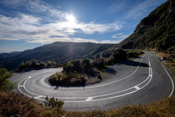 una curva stretta lungo la strada di montagna. - highway road street twisted foto e immagini stock