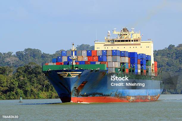 Kontenerowiec W Kanał Panamski - zdjęcia stockowe i więcej obrazów Kanał wodny - Kanał wodny, Panama - Ameryka Środkowa, Kontenerowiec