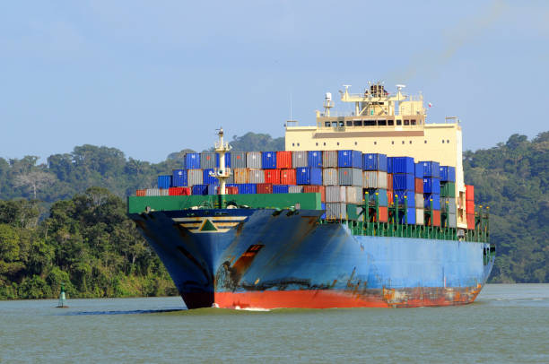 navio cargueiro no canal do panamá - panama canal panama global finance container ship imagens e fotografias de stock