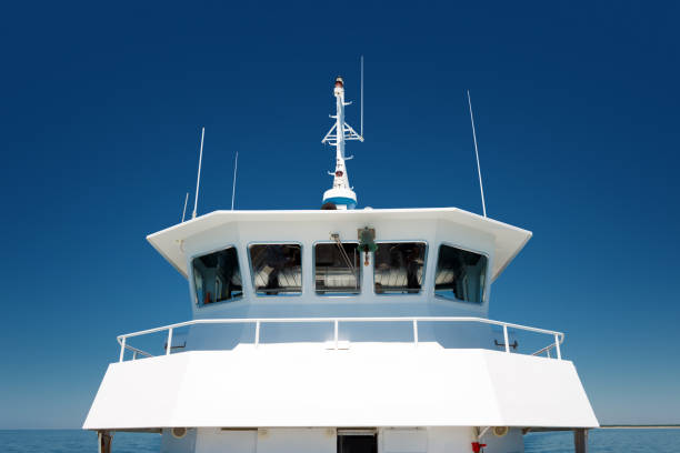вид спереди навигационного салона на пассажирском судне на фоне голубого неба - cruise passenger ship nautical vessel vacations стоковые фото и изображения