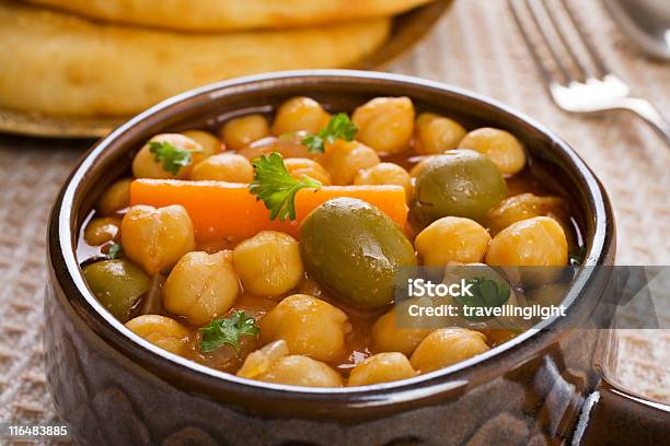 Turco Cazuela De Garbanzos Y De Aceitunas Vegetarianas Foto de stock y más banco de imágenes de Aceite de oliva