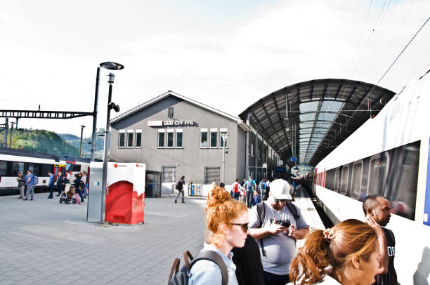 pasażerowie i turyści wsiadający do pociągu w swiss federal railways (sbb cff ffs) posiadali olten bahnhof (dworzec kolejowy w olsztynie) - szwajcaria. dworzec kolejowy znajduje się 30 minut jazdy pociągiem od zurychu, berna, bazylei i lucerny. - swisscom zdjęcia i obrazy z banku zdjęć