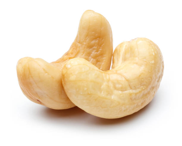 сырые орехи кешью изолированы на белом - cashew close up food salted стоковые фото и изображения