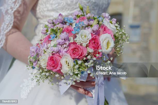 Novia Joven Con Clase En La Ceremonia De La Boda Con El Foco En La Mano Sosteniendo Un Arreglo Floral Foto de stock y más banco de imágenes de Ceremonia Matrimonial