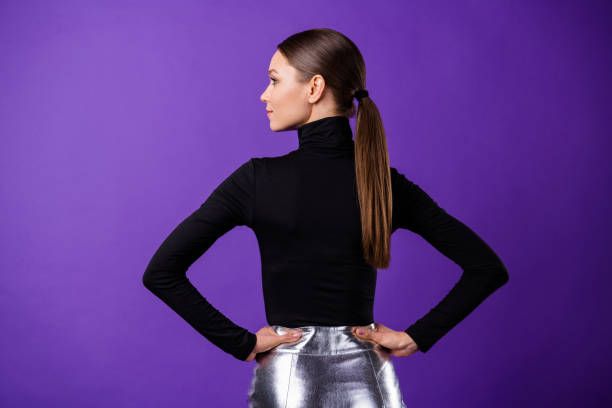 보라색 보라색 배경 위에 고립 된 검은 터틀넥을 입고 옆으로 찾고있는 웅장한 여성의 백 리어 프로파일 사이드 사진 - human hair ponytail women back 뉴스 사진 이미지