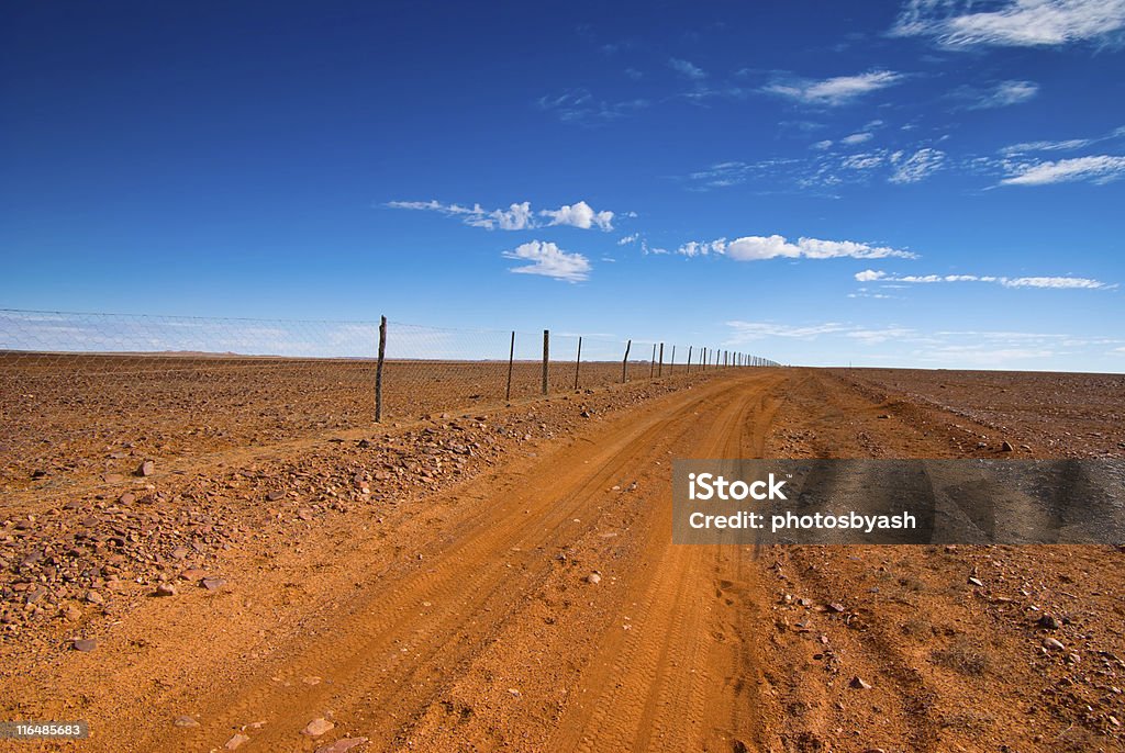 Australijski Outback zakurzonym wzdłuż Pies ogrodzenie, Coober Pedy, Australia Południowa - Zbiór zdjęć royalty-free (Australia)