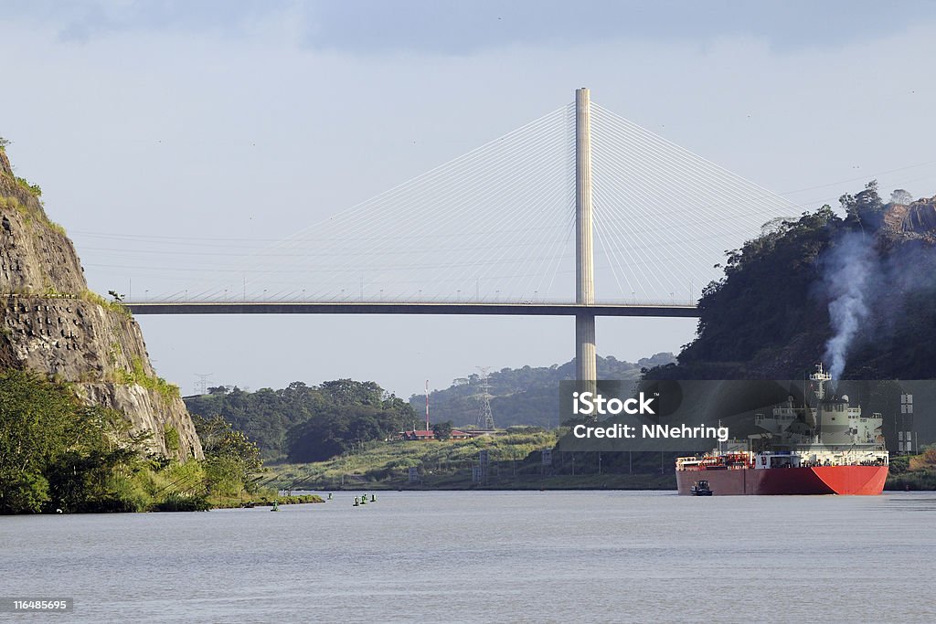 Navire-citerne en Gaillard coupe s'approcher Pont Centennial Bridge, le Canal de Panama - Photo de Canal de Panama libre de droits
