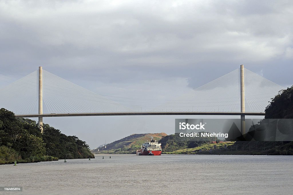 Tankowiec przejazd na Centennial Bridge, Kanał Panamski - Zbiór zdjęć royalty-free (Panama - Ameryka Środkowa)