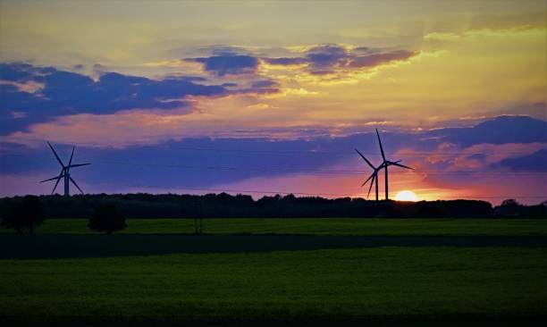 일몰 몇 초 전, 스프롤러, 동커스터, 사우스 요크셔, 잉글랜드 - wind turbine wind turbine yorkshire 뉴스 사진 이미지