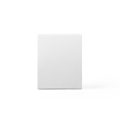 Vista frontal de la caja de cartón blanco en blanco aislada sobre fondo blanco. photo
