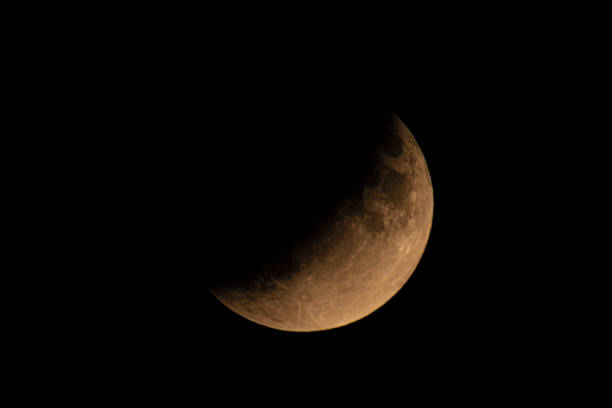 partielle mondfinsternis des vollmondes im juli 2019, wo die erde das licht der sonne blockiert - full moon moon lunar eclipse red stock-fotos und bilder