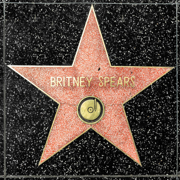 крупным планом звезда на голливудской аллее славы для бритни спирс - britney spears стоковые фото и изображения