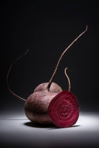 ナチュラルレッドビート野菜組成物、ビタミンビーガンボリュームビューフロント。 - beet common beet isolated root vegetable ストックフォトと画像