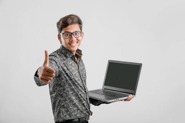 przystojny indyjski / azjatycki mężczyzna za pomocą laptopa i pokazano kciuki w górę - technology typing male beauty asian and indian ethnicities zdjęcia i obrazy z banku zdjęć