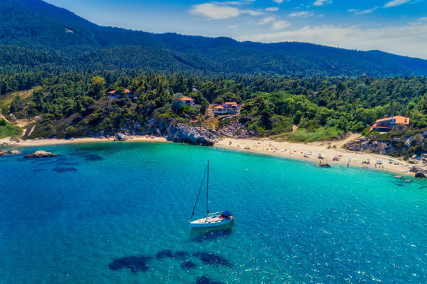 vista della spiaggia di fava a vourvourou a calcidica, grecia - vacations halkidiki beach sand foto e immagini stock