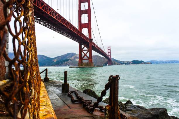 fort point et golden gate bridge - fort point historic site photos et images de collection