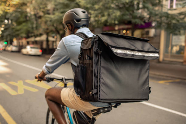 젊은 아프리카 배달 남자 승마 자전거 에 이 도시 - bicycle messenger 뉴스 사진 이미지