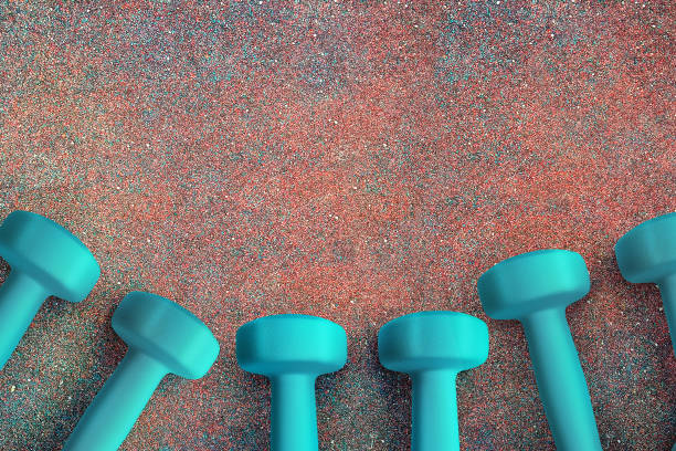 os dumbbells da aptidão wiew superior azul na tampa dos esportes. ilustração 3d. - top wiew - fotografias e filmes do acervo