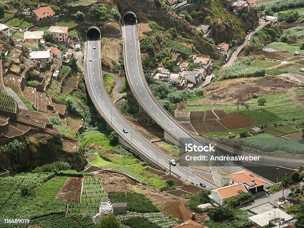 Foto de Curta A Highway Seção Entre Dois Túneis Perto De Funchal Madeira e mais fotos de stock de Dois Objetos