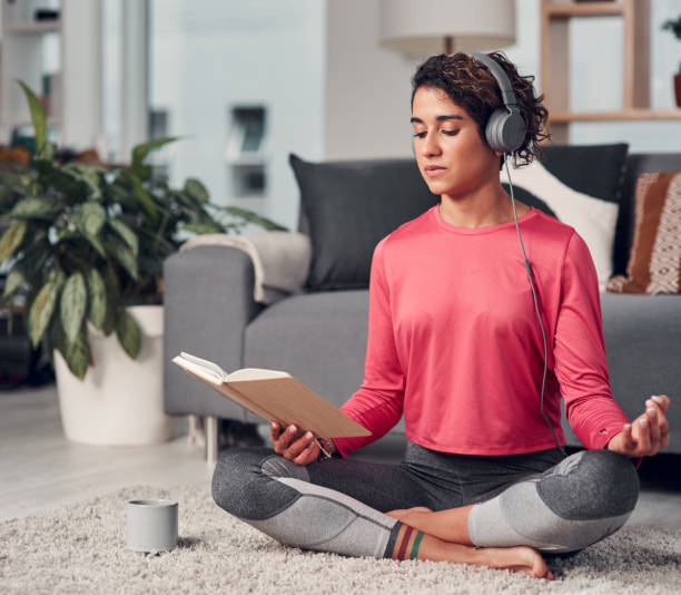 le donne sono grandi nel multitasking - multi tasking asian and indian ethnicities asian ethnicity lifestyles foto e immagini stock