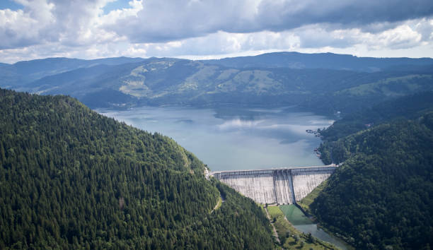 гидроэлектростанция в окружении леса и гор - 4684 стоковые фото и изображения
