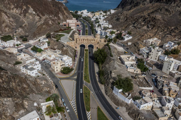 vista ad alto angolo di due corsie della strada al bahri a old muscat, oman, fotografata dall'alto in aria - oman greater masqat fort tourism foto e immagini stock