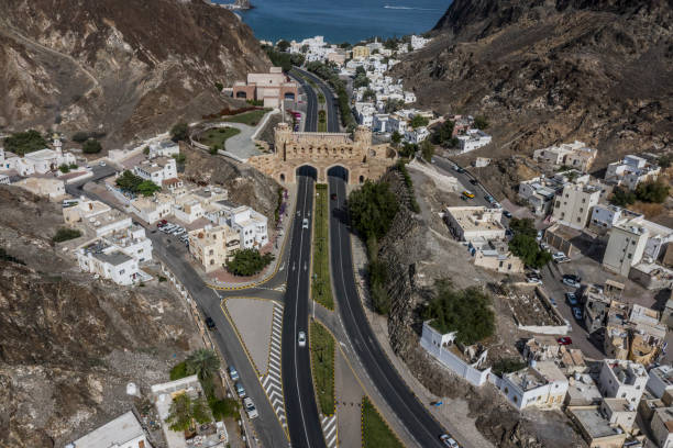 オマーンのオールドマスカットのアル・バハリ道路の2車線の高角図、空中高くから撮影 - oman greater masqat fort tourism ストックフォトと画像