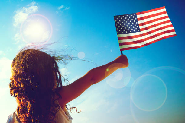 bambina che sventola bandiera americana - child flag fourth of july little girls foto e immagini stock