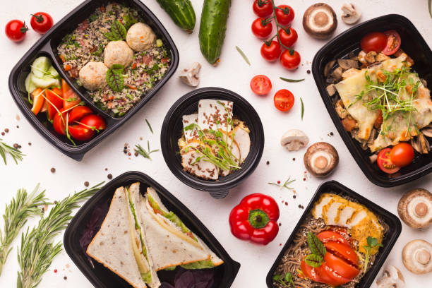 gutes essen in take-away-boxen mit frischem gemüse - lunch box lunch sandwich green stock-fotos und bilder