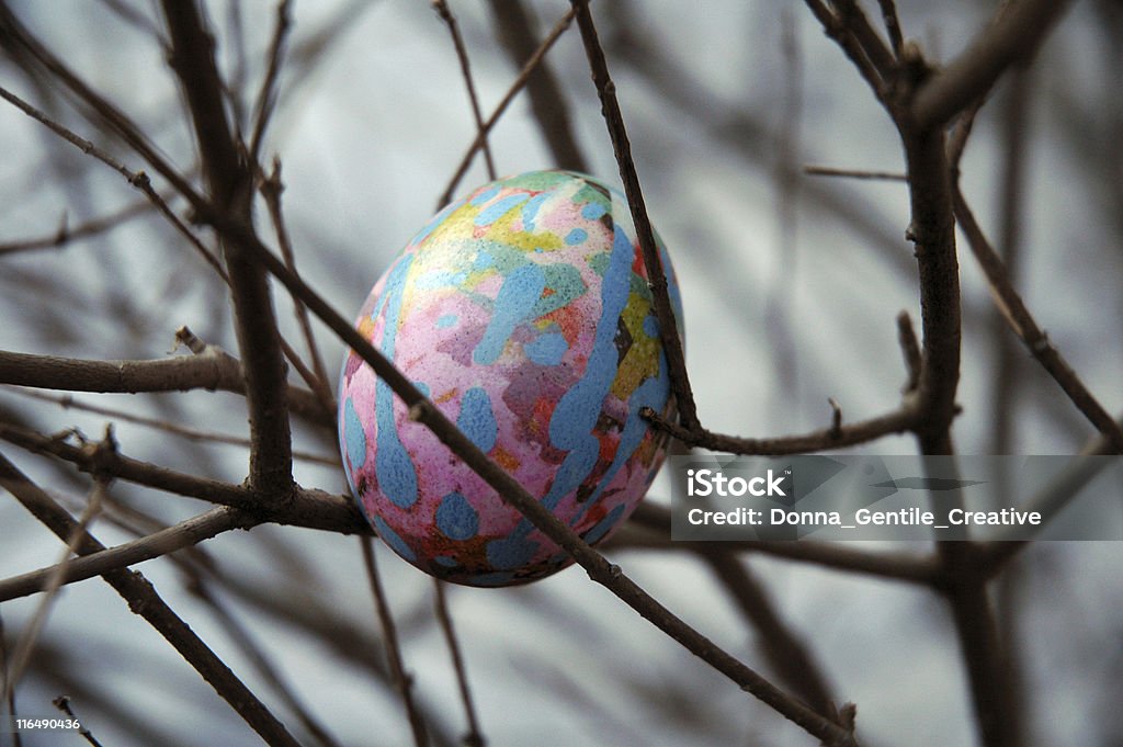 Dipinta Uovo di Pasqua con albero - Foto stock royalty-free di Appollaiarsi