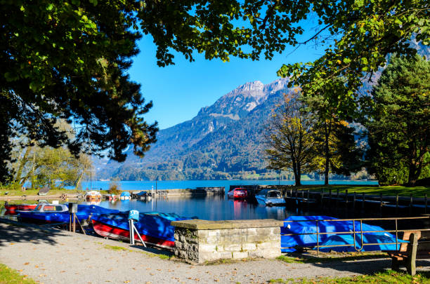 ブリエンツェルゼー、秋アルプス山脈のあるブリエンツ湖。インターラーケン、カントンベルン、スイス - nautical vessel sailboat interlaken switzerland ストックフォトと画像