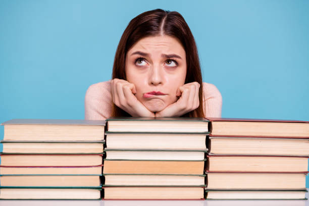 Close-up portrait of her she nice attractive doubtful clever smart girl book, shelf thinking how to prepare exam test pass at work place station isolated over bright vivid shine blue background retrato de cerca de ella que agradable atractivo dudoso dudoso inteligente estante libro de niña pensando cómo preparar el pase de prueba de examen en la estación del lugar de trabajo aislado sobre brillante fondo azul brillante vivo brillante