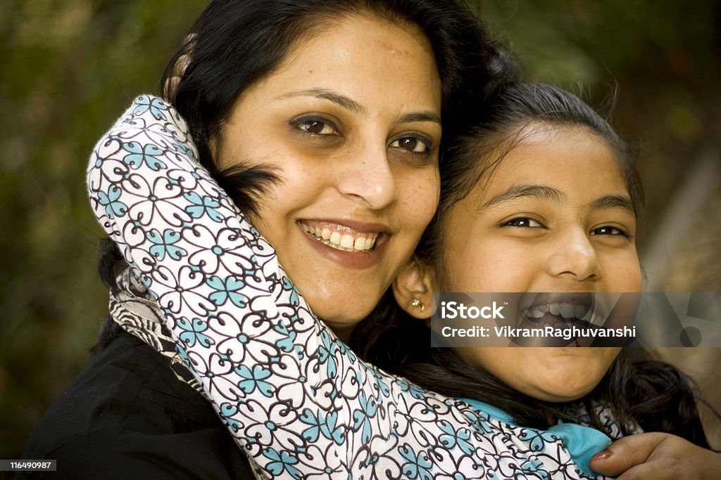 portrait en plein air de jeunes joyeux joli Indian mère et fille - Photo de Activité de loisirs libre de droits