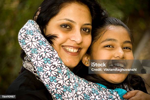 屋外のポートレート若い楽しい魅力的なインドの母と娘 - インドのストックフォトや画像を多数ご用意 - インド, インド人, インド文化