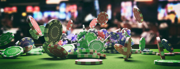le fiches da poker che cadono sul tavolo della roulette in feltro verde, sfumano lo sfondo interno del casinò. illustrazione 3d - casinò foto e immagini stock