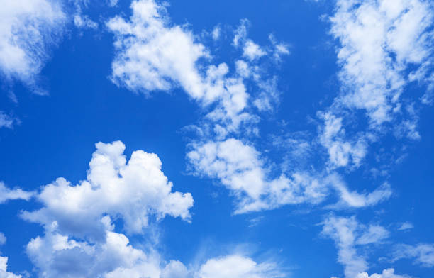 nuages de tranquil sur le ciel bleu - cirrus cloud white fluffy photos et images de collection