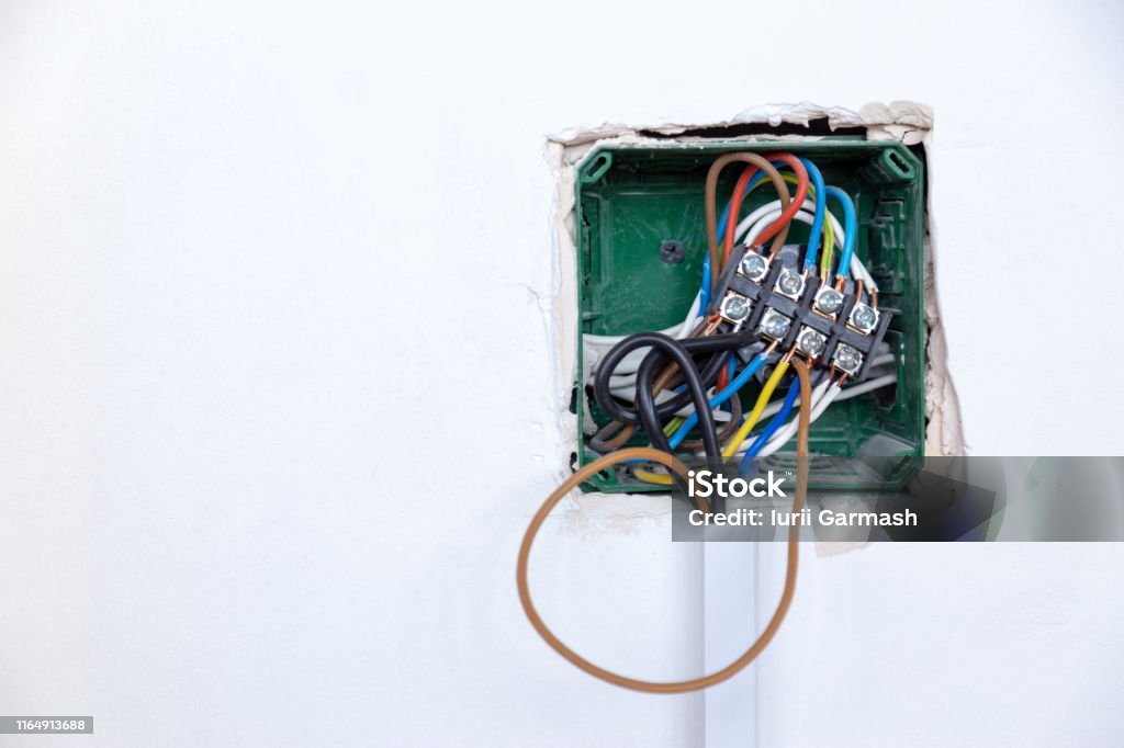 Elektrik kablolama bağlantı kutusu. bir kutuya yeni planlanmamış tel takmak. Handyman konsepti. - Royalty-free Kutu Stok görsel